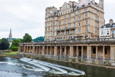 River Avon, Bath, İngiltere, nehir kenarında Gürcü Mimarisi ile