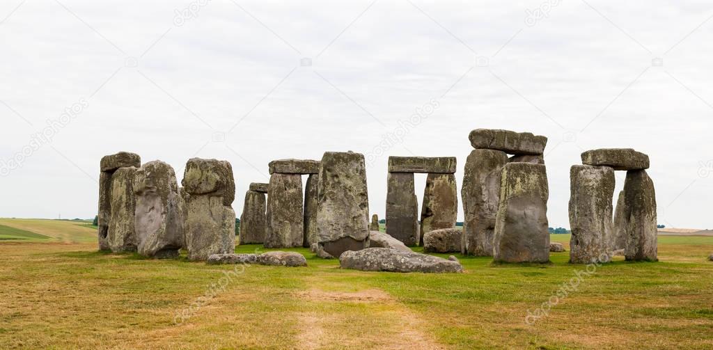 Stonehenge, Salisbury, England, neolithic monument made of large stones set in circular arrangement