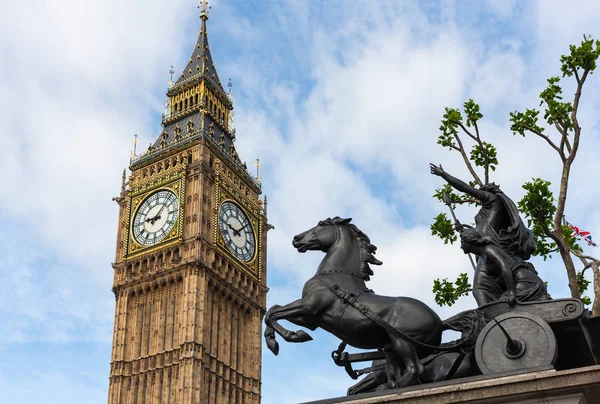 Boadicea Statut Kopat Big Ben Clocktower Londýn Anglie — Stock fotografie