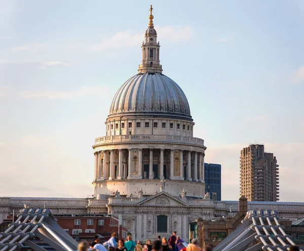 St Paul Katedrali, Londra, İngiltere için Millennium köprüyü geçince. Ünlü Anglikan Kilisesi önde gelen Thames Nehri boyunca yaya köprüsü.