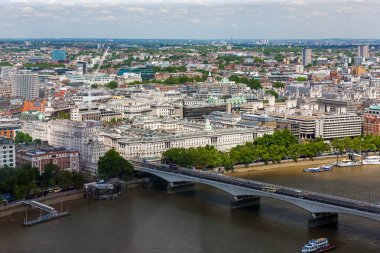 Waterloo Köprüsü kuzey banka ve Doğu Londra, İngiltere'ye giden Thames Nehri boyunca havadan görünümü