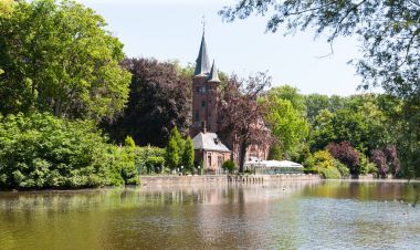 Bruges, Brugge, Belçika Gölü Minnewater. Lodge ve turistik şehir merkezinden metroyla sadece yemek.