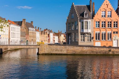 Kanal kavşak ve çevredeki binalara Bruges, Brugge, Belçika