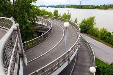 Tuna Nehri, Viyana, Avusturya 'nın yanında yükseltilmiş spiral yayalar ve bisiklet yolları