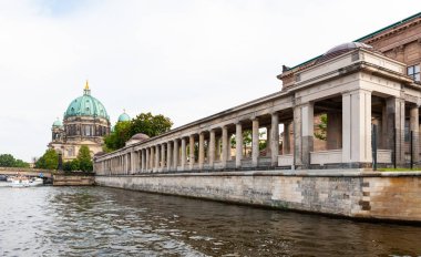 Berliner Dom, Berlin, Almanya 'ya doğru Spree Nehri boyunca klasik sütun mimarisi