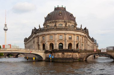Spree Nehri 'nin ortasındaki Müze Adası' nın köşesindeki eski müze binası, Berlin, Almanya