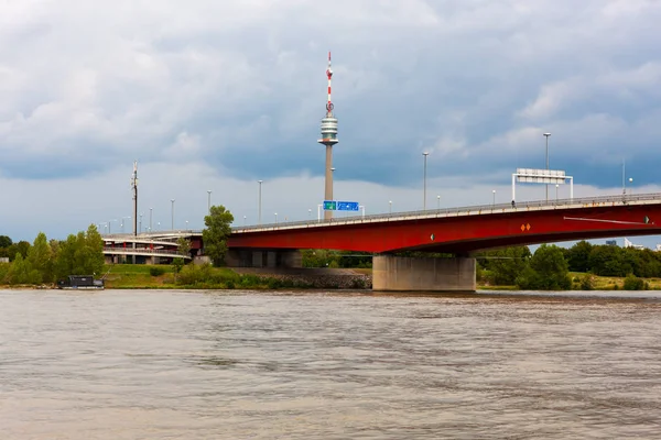 Most Brigittenauer Przez Dunaj Przed Wieżą Widokową Wiedeń Austria — Zdjęcie stockowe