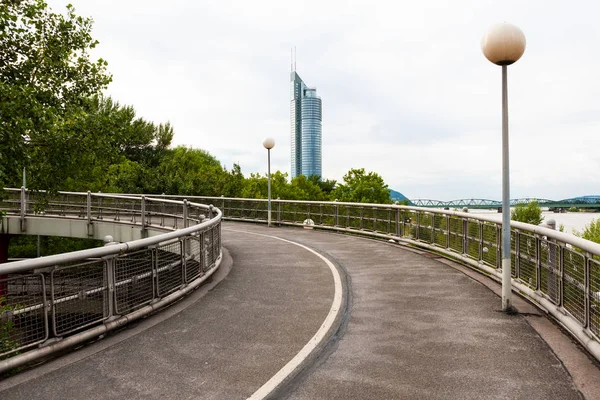 Возвышенная Спиральная Пешеходная Велосипедная Дорожка Рядом Рекой Дунай Вена Австрия — стоковое фото