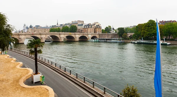 Seine Nehri kuzey kıyısı ve Pont Neuf (köprü), Paris, Fransa