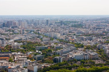 Montparnasse Mezarlığı 'nın ötesinde, Fransa' nın güneydoğu Paris 'inin havadan görüntüsü.