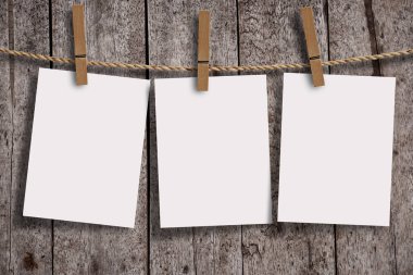 Üç notepaper ahşap klibi ile sayfa