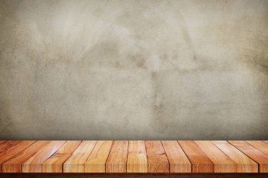 Beton duvar önünde ahşap tabe