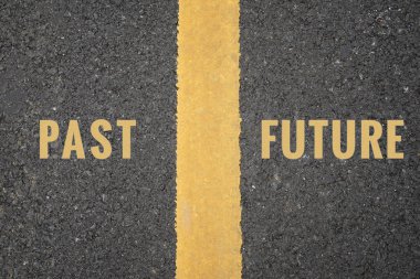 Geçmiş ve gelecek arasında duran