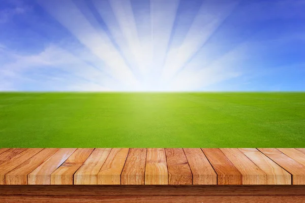 Zelené louky s dřevěnou podlahou pozadím — Stock fotografie