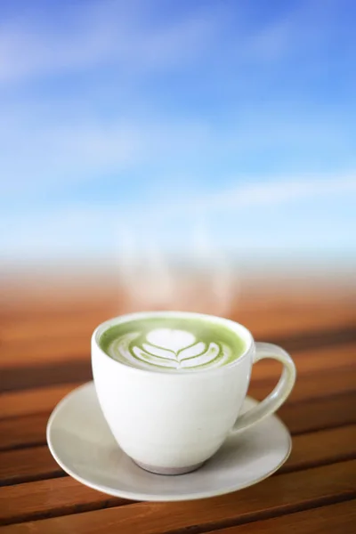 Yeşil çay ile sıcak latte sanat — Stok fotoğraf