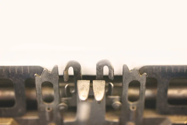 Máquina de escribir con papel en blanco — Foto de Stock