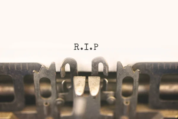 Skrivmaskin med text R.I.P. — Stockfoto