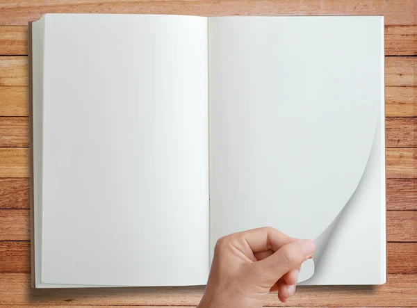 Caderno aberto à mão isolado na mesa de madeira — Fotografia de Stock