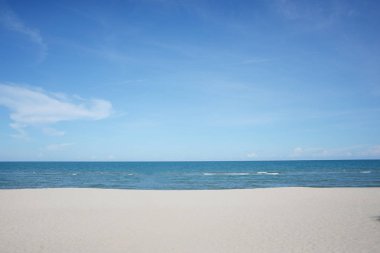 Doğal beyaz kum ve deniz mavi gökyüzü ile