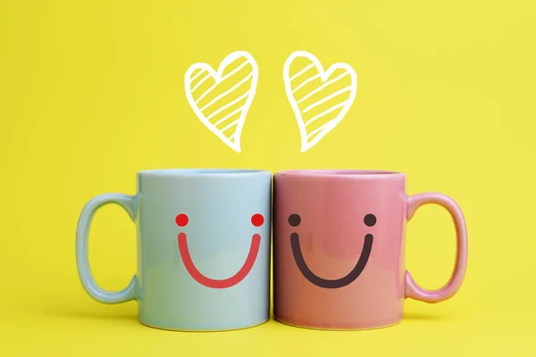 Две чашки кофе с любовной романтикой — стоковое фото