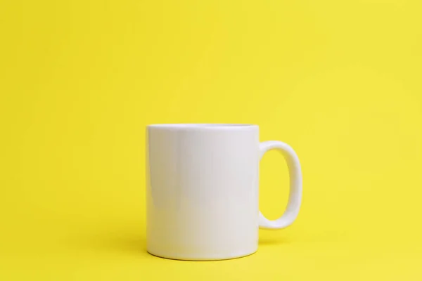 Weiße Kaffeetasse auf gelbem Hintergrund. — Stockfoto