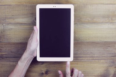 Tablet ahşap arka plan üzerinde kullanma