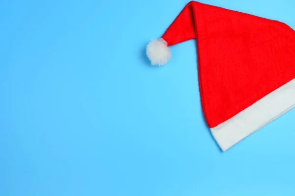 Roter Weihnachtsmann mit Leerzeichen auf blauem Grund — Stockfoto