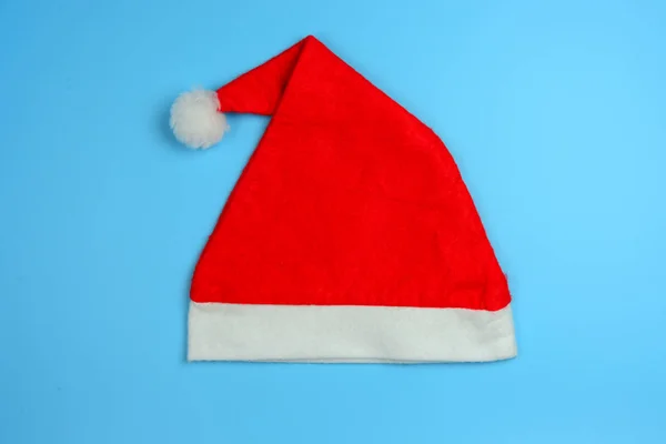 Rote Weihnachtsmütze auf blauem Grund — Stockfoto