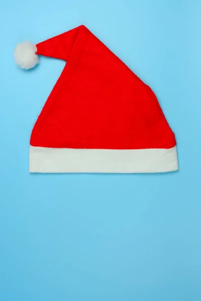 Roter Weihnachtsmann auf blauem Hintergrund — Stockfoto