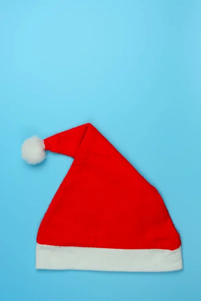 Roter Weihnachtsmann-Hut auf blauem Grund — Stockfoto