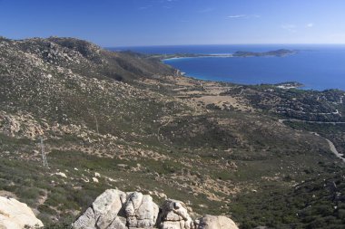 Bruncu Su Scrau 'dan Panorama, arka planda Capo Carbonara