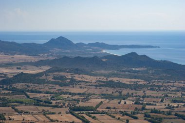 Monte Minniminni 'den Panorama, arka planda Capo Ferrato