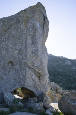 Monte Liuru 'dan Su Cuguddu, piramit olarak da bilinir.