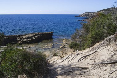 Porto Pineddu kıyısında.