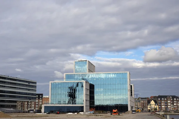 Edificio de oficinas fachada de vidrio —  Fotos de Stock