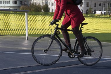 Yeni köprü üzerinde kadın bisikletçi