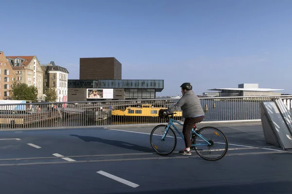 Велогонщик на новом мосту — стоковое фото