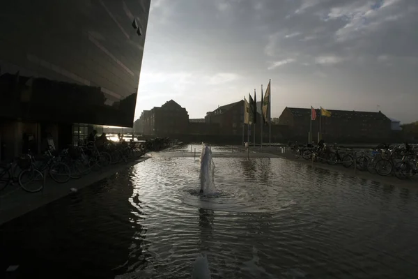 Köpenhamn-bibliotek och waterfront — Stockfoto