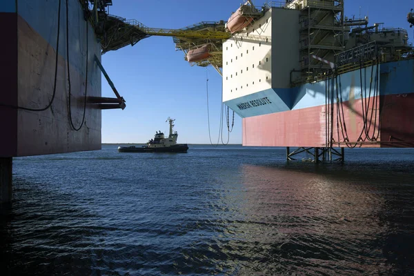Barco remolcador y plataformas petrolíferas — Foto de Stock