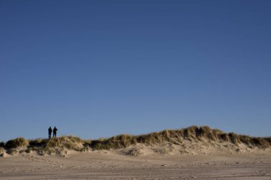 Danimarka dunes üzerinde iki kişi