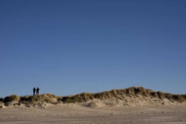Dva lidé na dánský duny — Stock fotografie