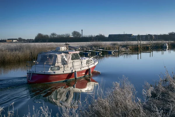 Motorbåt seglar på Ribe floden — Stockfoto