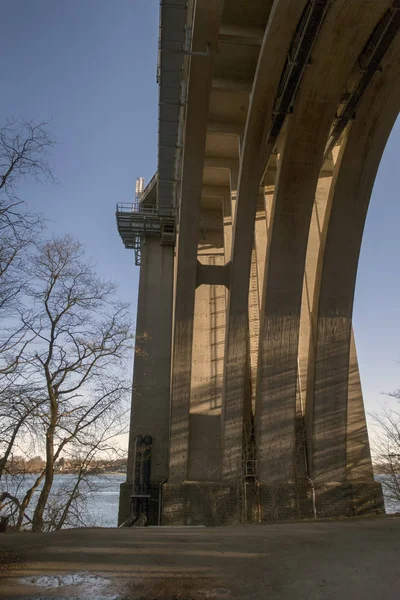 Unter der Brücke — Stockfoto