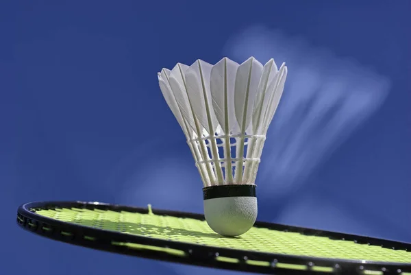 Badminton topu raket hits — Stok fotoğraf