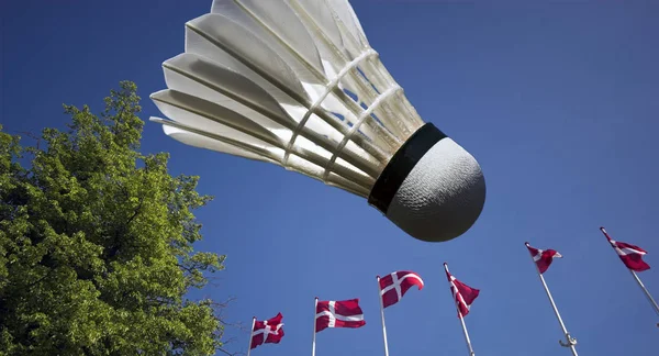 Bandeiras dinamarquesas e shuttlecock — Fotografia de Stock