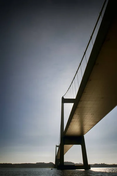 Tekne ve köprü — Stok fotoğraf