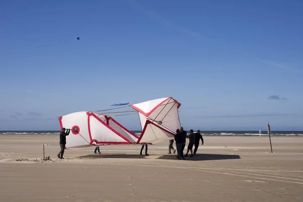 Huge kite on the beach — Stock Photo, Image