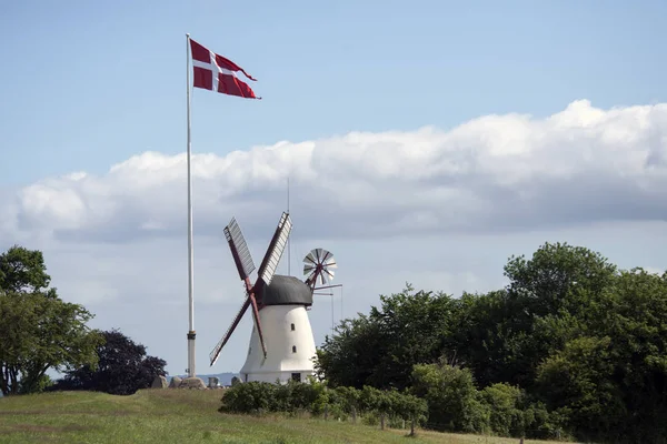 Dybboel Moelle och danska flaggan — Stockfoto