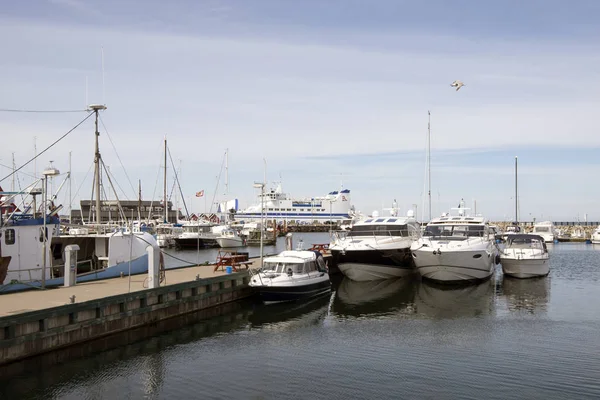 Waterfront med båtar — Stockfoto