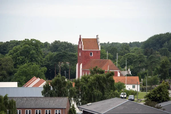 Byrum Panorama s červeným kostelem — Stock fotografie